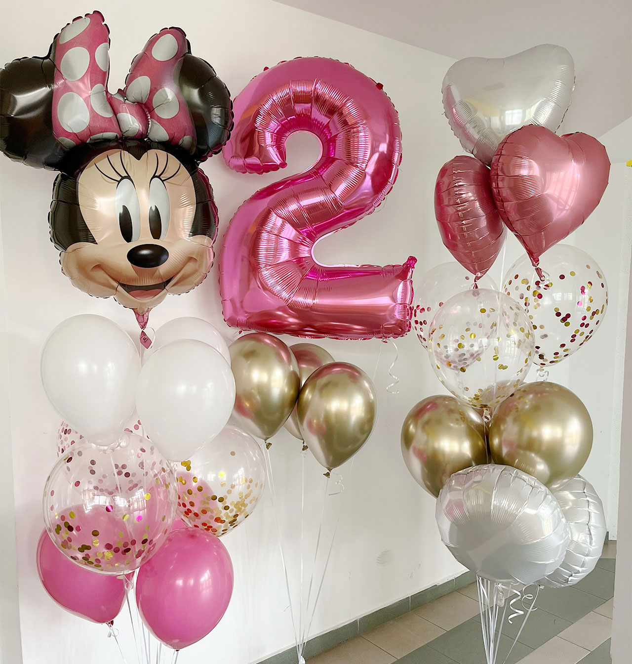 Balónková výzdoba s Minnie a číslicí 2 na dětskou oslavu.